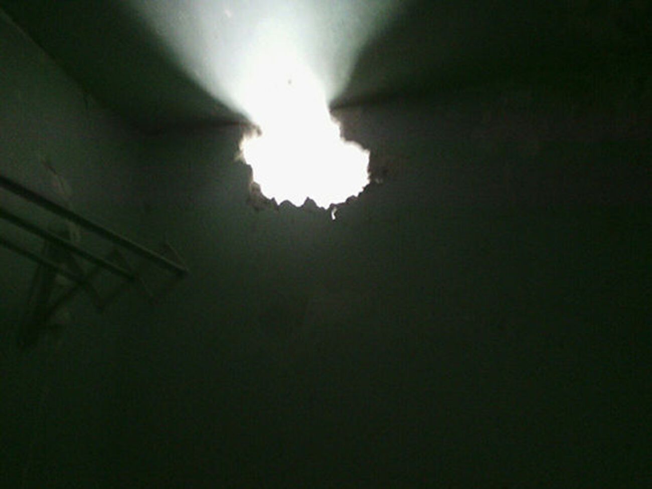 Снаряд боевиков попал в многоэтажный дом, сообщили правоохранители