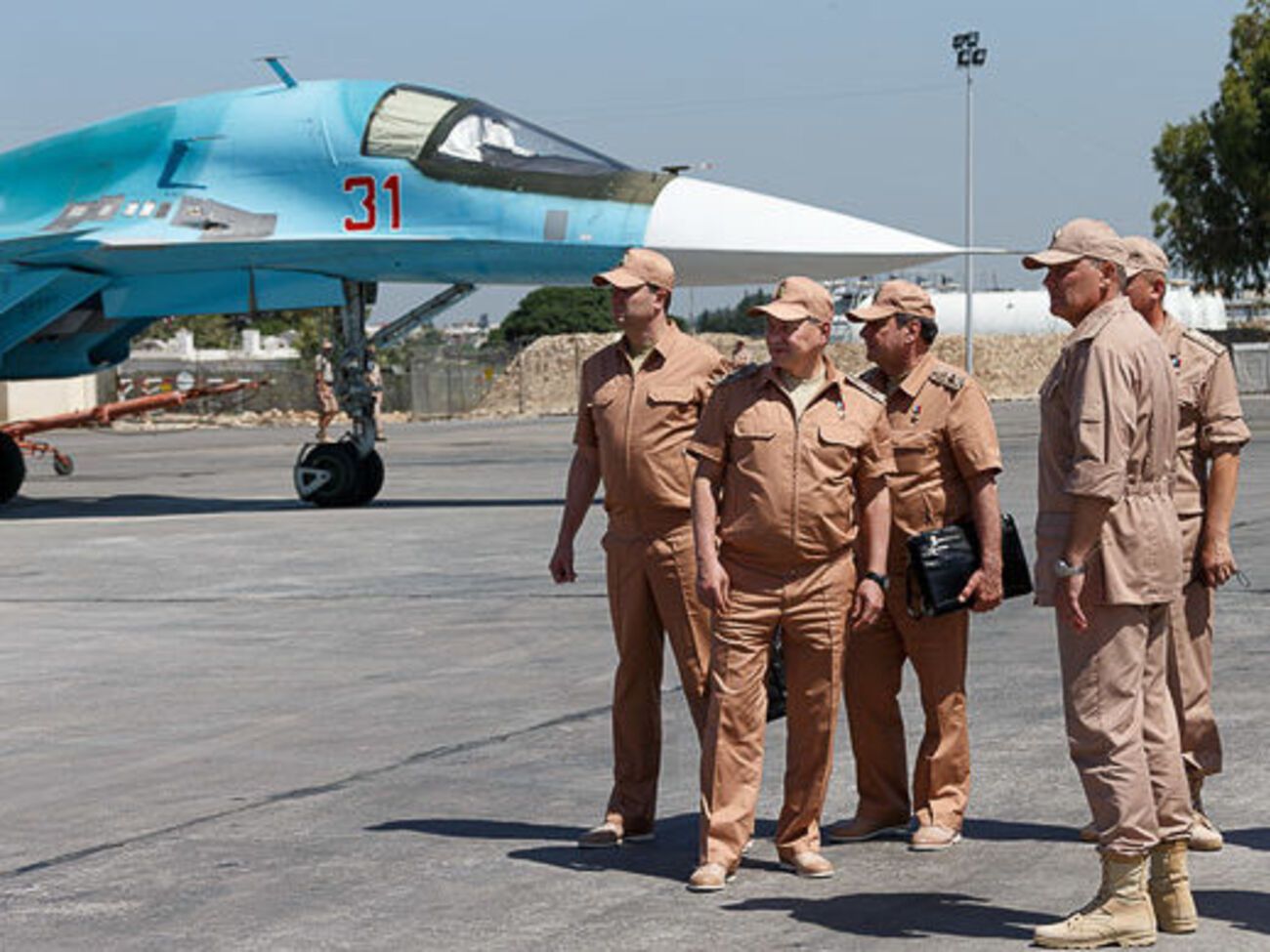 Кадры были сняты в ходе визита Шойгу на российскую авиабазу в Сирии