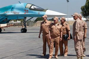 Кадры были сняты в ходе визита Шойгу на российскую авиабазу в Сирии