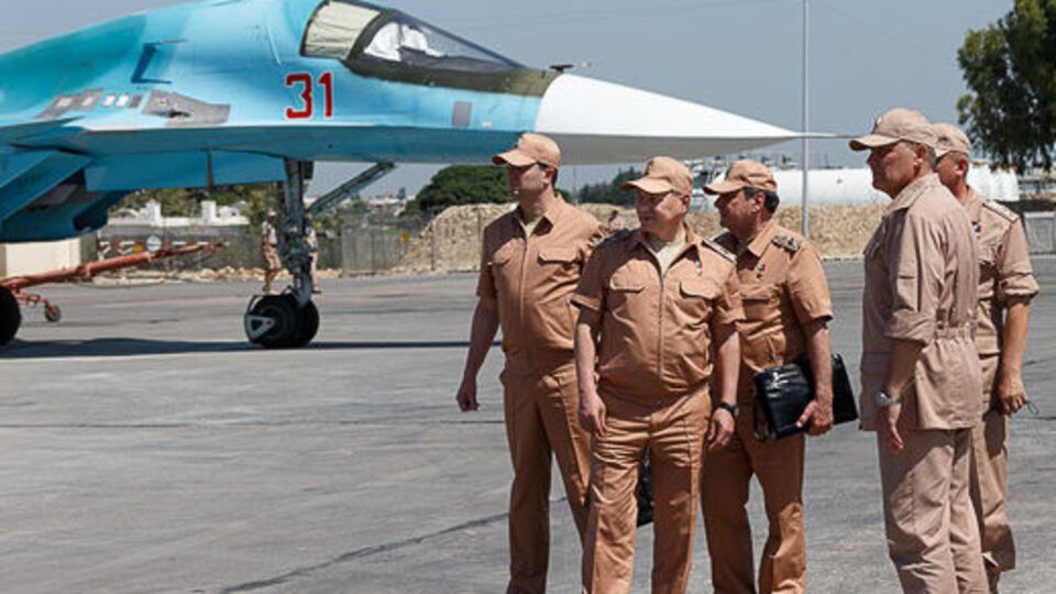 Кадры были сняты в ходе визита Шойгу на российскую авиабазу в Сирии