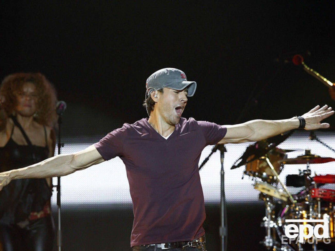 Иглесиас оказался заключен в объятия поклонницы