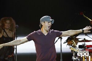 Иглесиас оказался заключен в объятия поклонницы