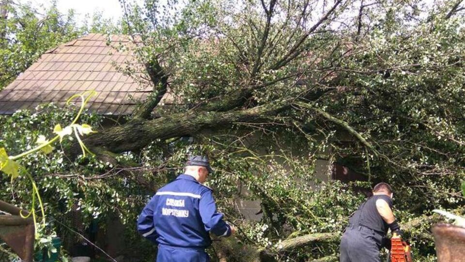 Спасатели устраняют последствия непогоды