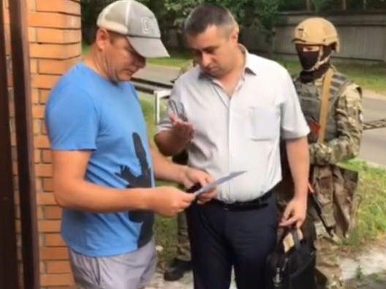 Следователь ГПУ возле дома Ляшко