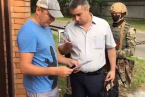 Следователь ГПУ возле дома Ляшко