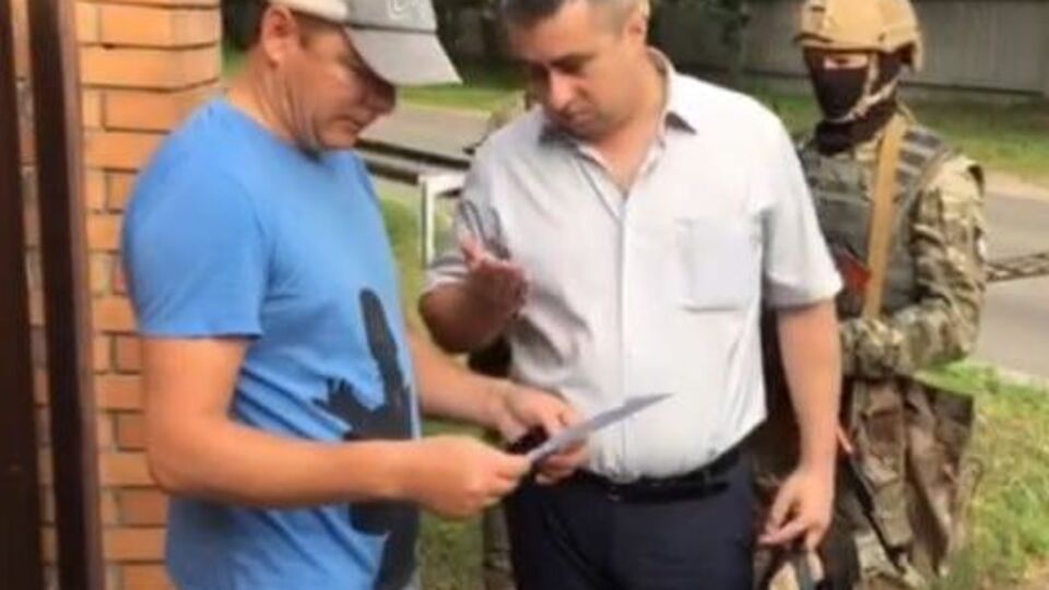 Следователь ГПУ возле дома Ляшко