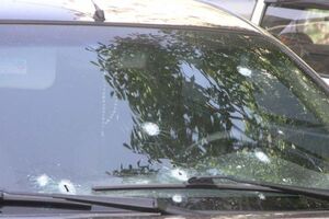 Неизвестный открыл огонь по автомобилю Toyota Avensis