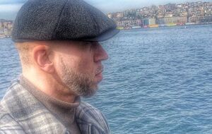 Seryoga снялся с девушкой в постели в новом видео