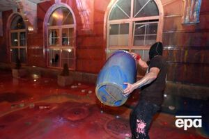 Митингующие швыряли в правительственные здания емкости с краской