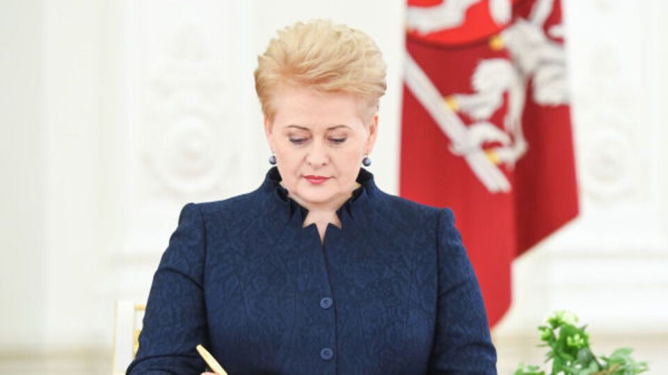 Президент Литвы Даля Грибаускайте подписала закон о восстановлении всеобщей воинской обязанности