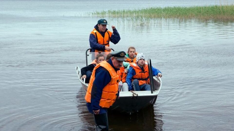 13 подростков погибли в результате крушения на Сямозере в Карелии. Еще одного ребенка ищут