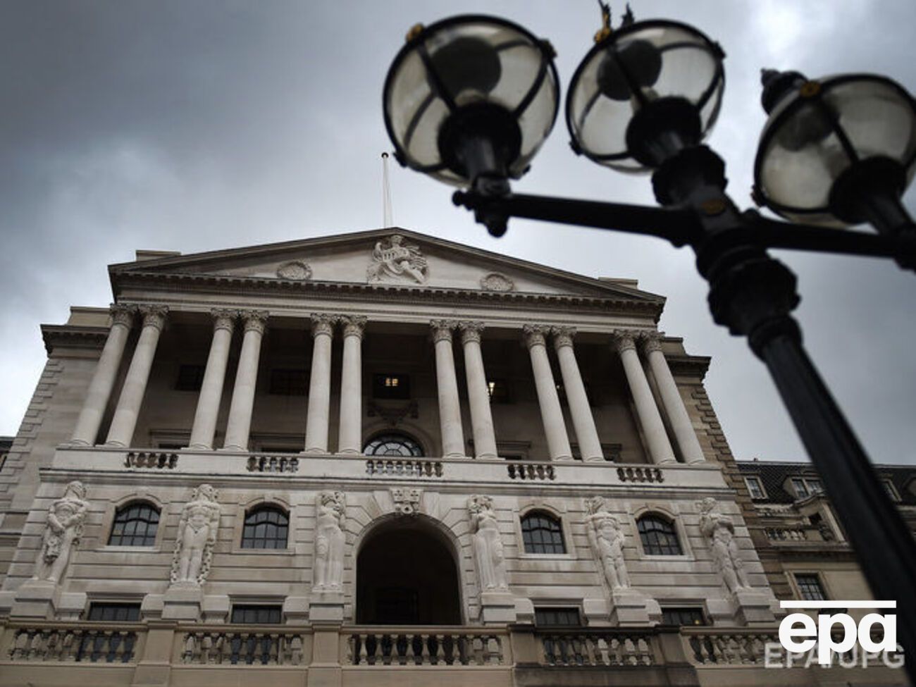 Банк Англии рекомендовал банкам накопить наличность