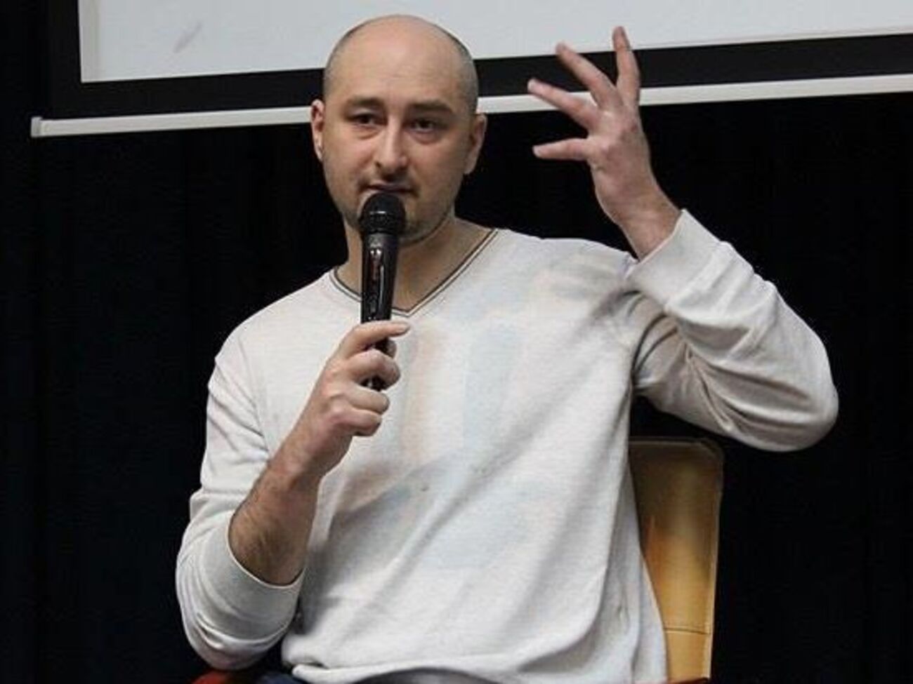 Бабченко: За научный вклад в развитие телепортационных технологий Ролдугину на развалинах Пальмиры была вручена почетная премия "Белая бейсболка"