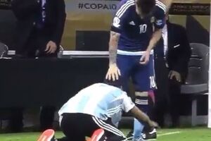 Фанат обрадовался встрече с Мессии