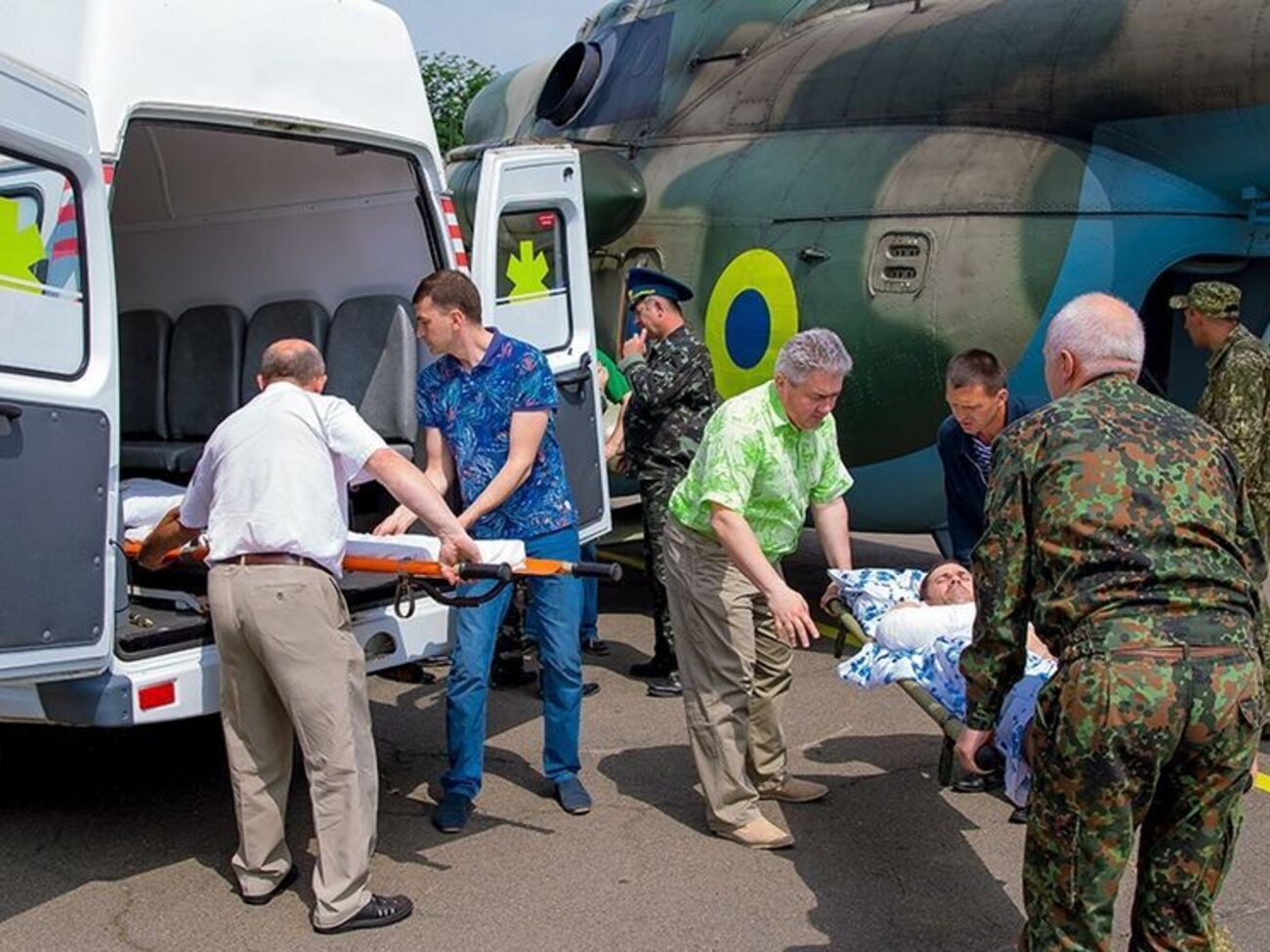 Раненые нацгвардейцы прибыли вертолетом в аэропорт Жуляны