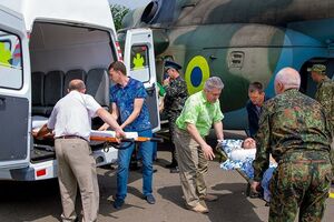 Раненые нацгвардейцы прибыли вертолетом в аэропорт Жуляны