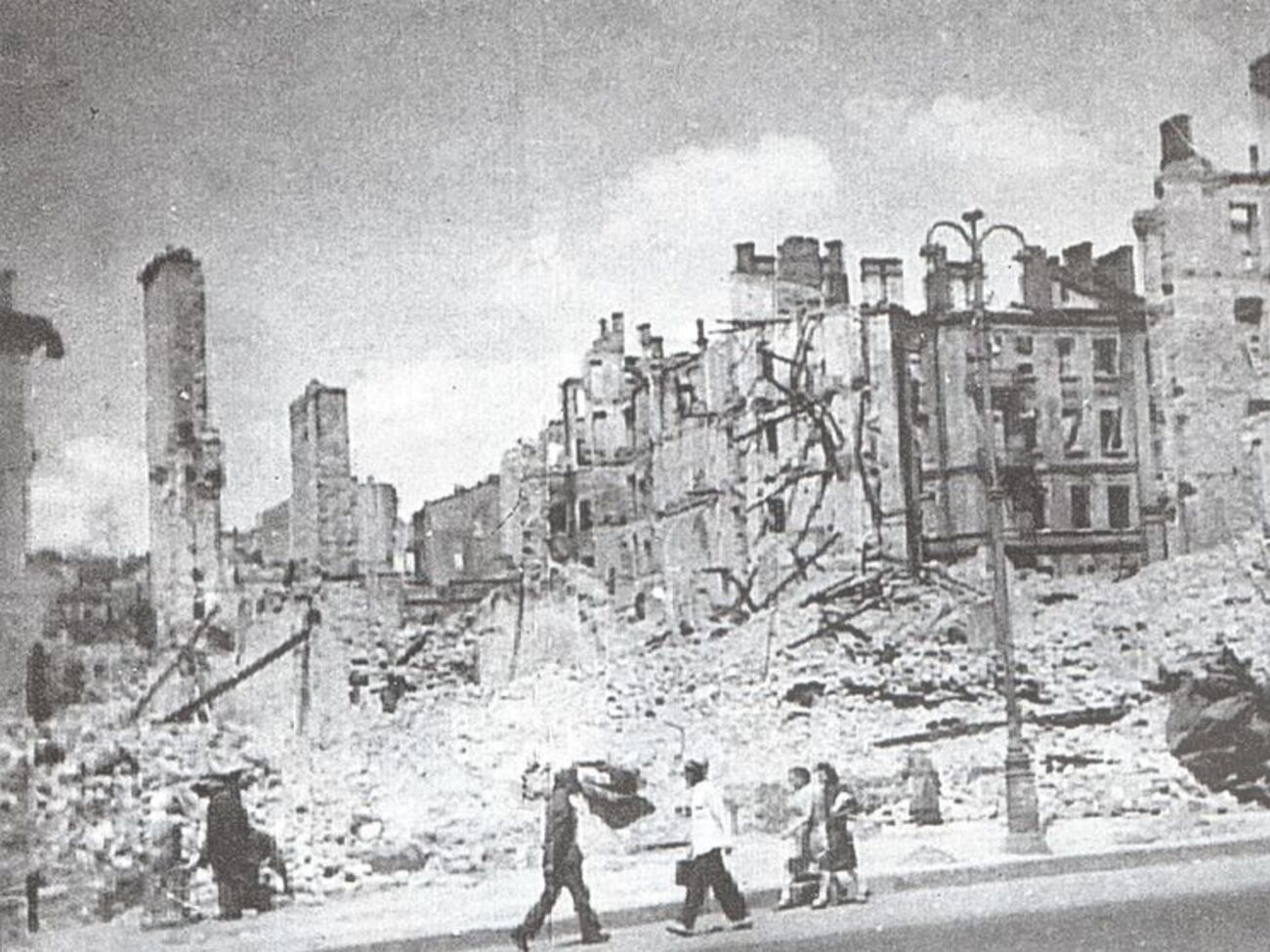 1942 г. Киев.&nbsp;Перекресток улиц Прорезной и Хрещатик. На этом месте стояла гостиница "Спартак". Тротуары не расчищали, поэтому до конца войны люди обходили руины по дороге
