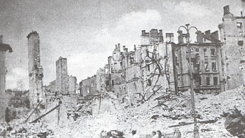 1942 г. Киев. Перекресток улиц Прорезной и Хрещатик. На этом месте стояла гостиница "Спартак". Тротуары не расчищали, поэтому до конца войны люди обходили руины по дороге