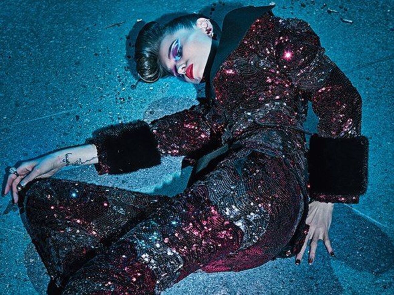 Фотосессия посвящена фильму "Неоновый демон"