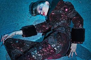 Фотосессия посвящена фильму "Неоновый демон"