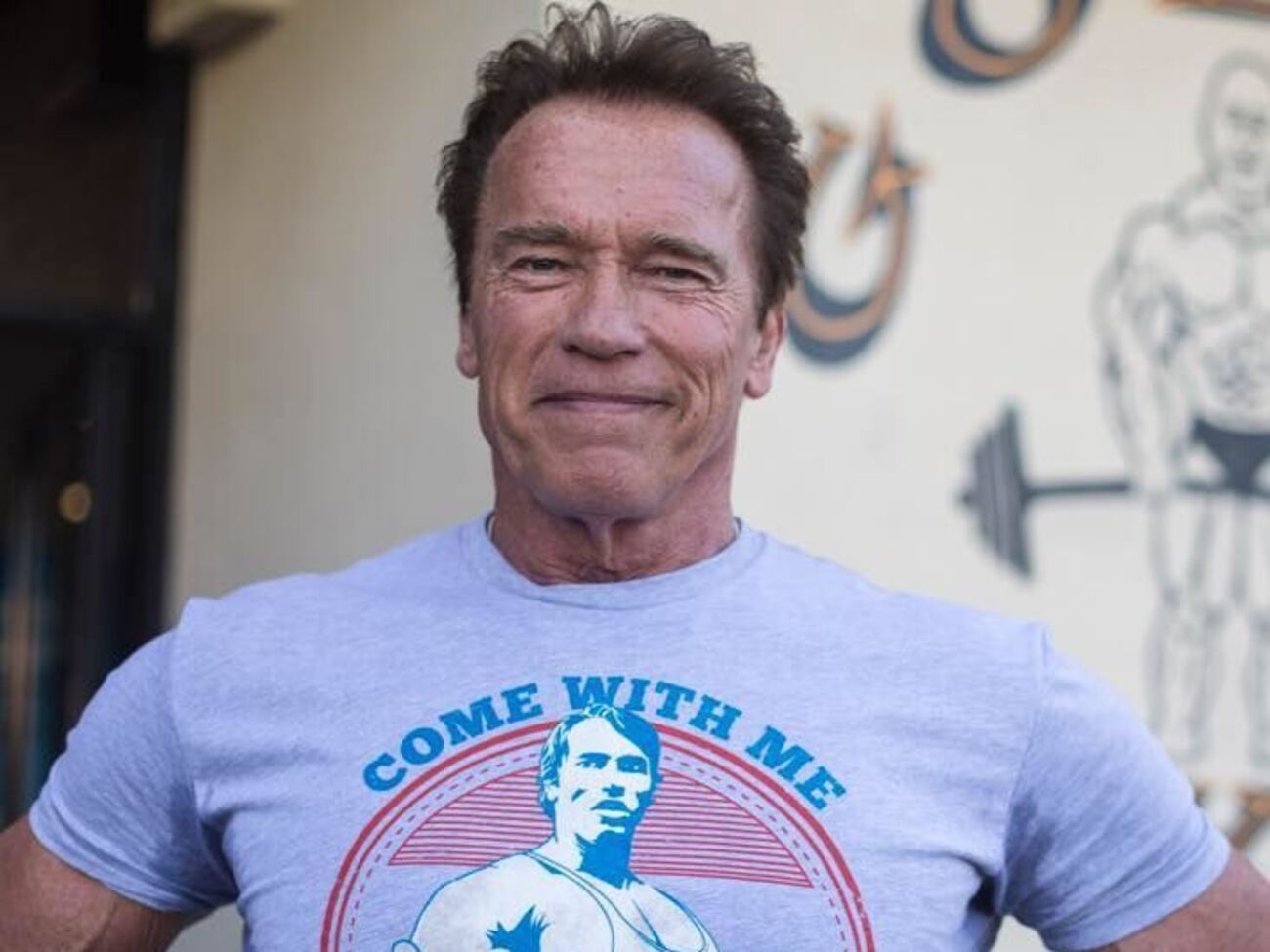 Шварценеггер поиграл мышцами на камеру