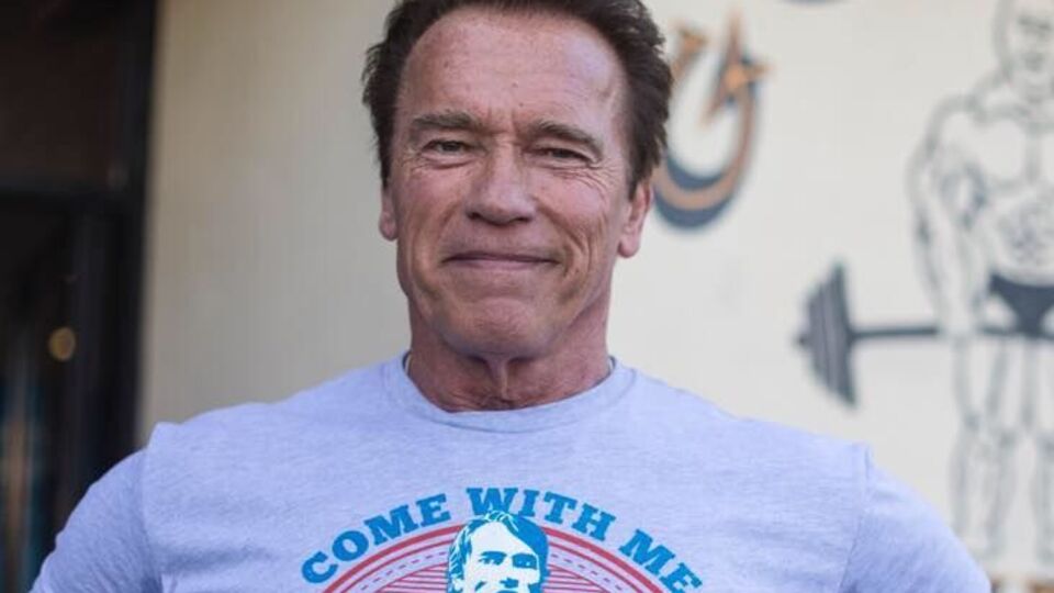 Шварценеггер поиграл мышцами на камеру