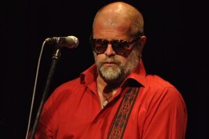 Гребенщиков со сцены прокомментировал появление новой надписи на стене Цоя в Москве