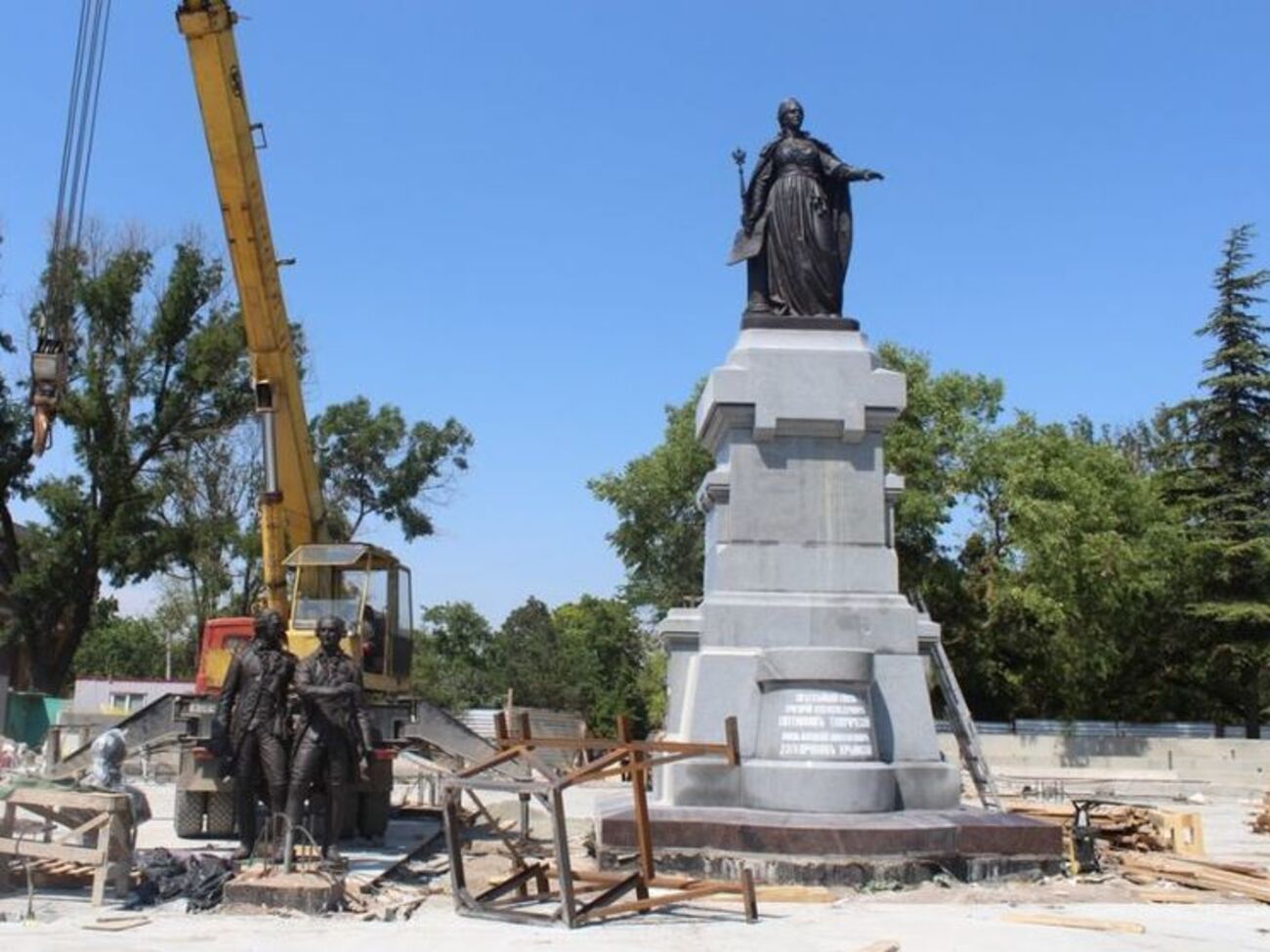 Подготовительно-установочные работы с памятником Екатерины II планируется завершить к концу июля