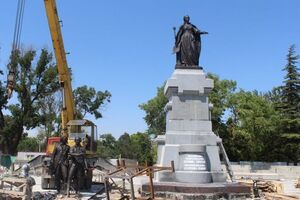 Подготовительно-установочные работы с памятником Екатерины II планируется завершить к концу июля