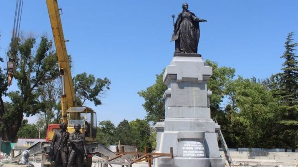 Подготовительно-установочные работы с памятником Екатерины II планируется завершить к концу июля