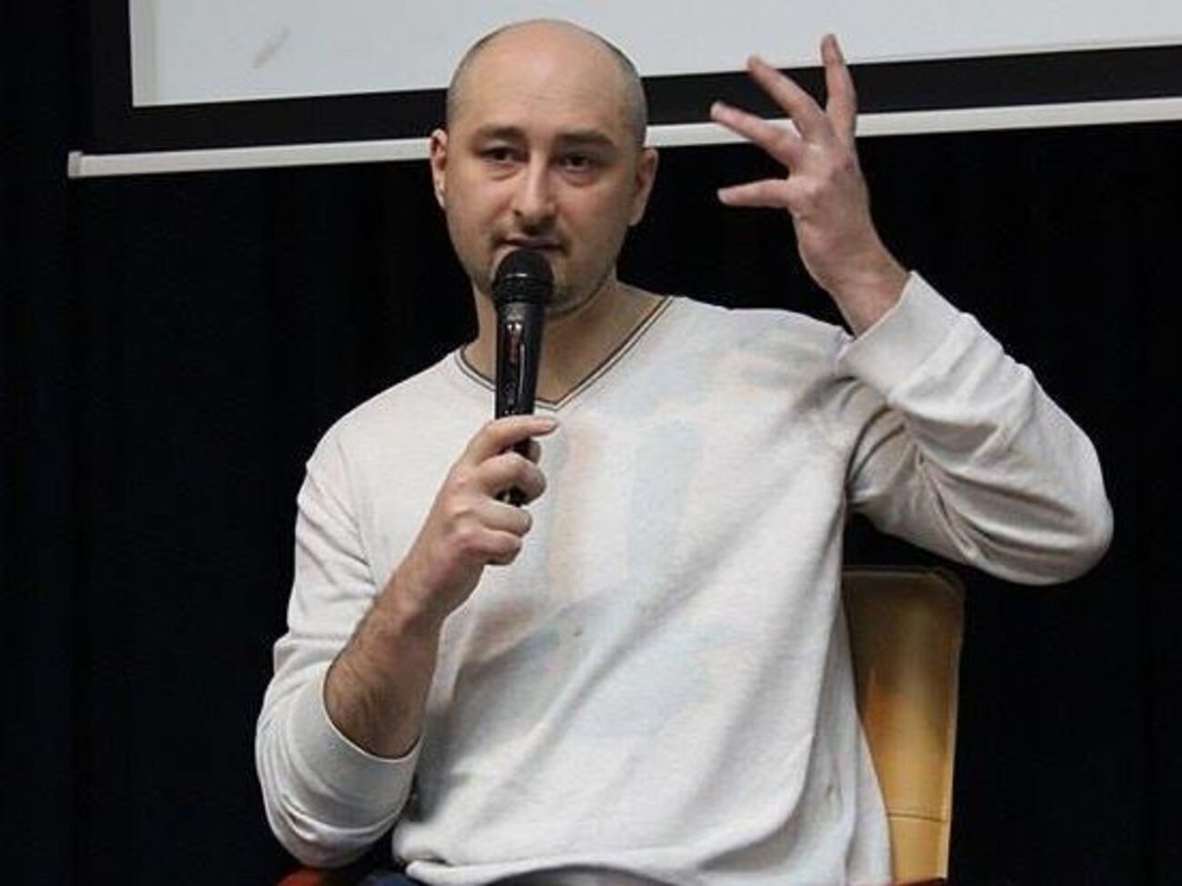 Бабченко: Не надо сейчас говорить по телевизору, как дедушка пятилетним ребенком бежал из горящего Киева от бомбардировок