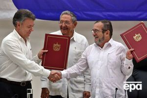 Хуан Мануэль Сантос, Рауль Кастро и Родриго Лондоно (Тимошенко) после подписания исторического документа