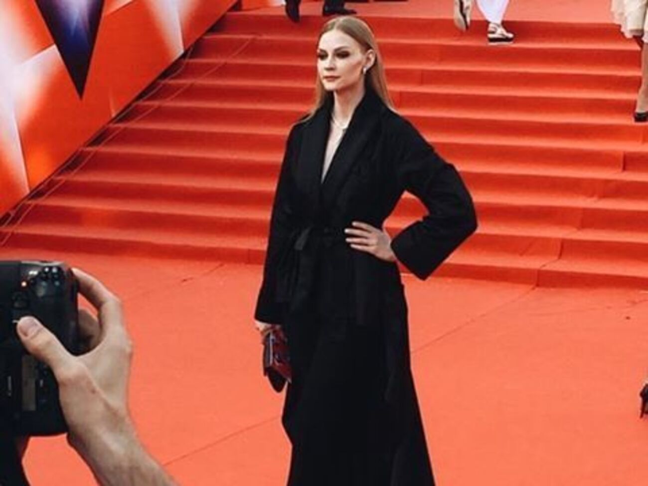 Ходченкова в черном платье позировала на красной дорожке