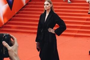 Ходченкова в черном платье позировала на красной дорожке