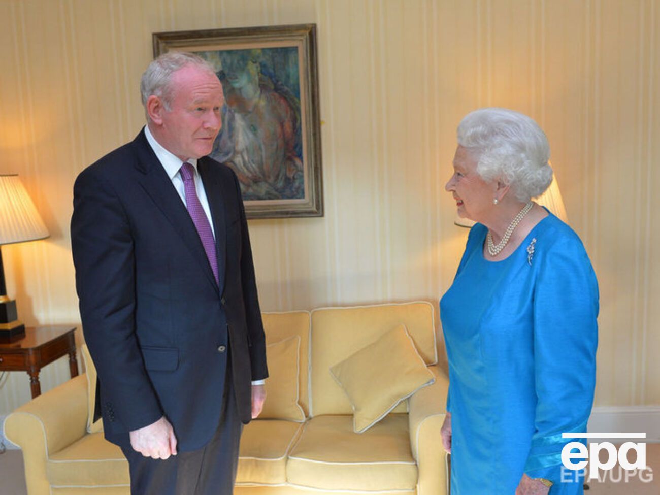 Макгиннесс с королевой Великобританией Елизаветой II