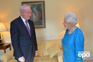 Макгиннесс с королевой Великобританией Елизаветой II