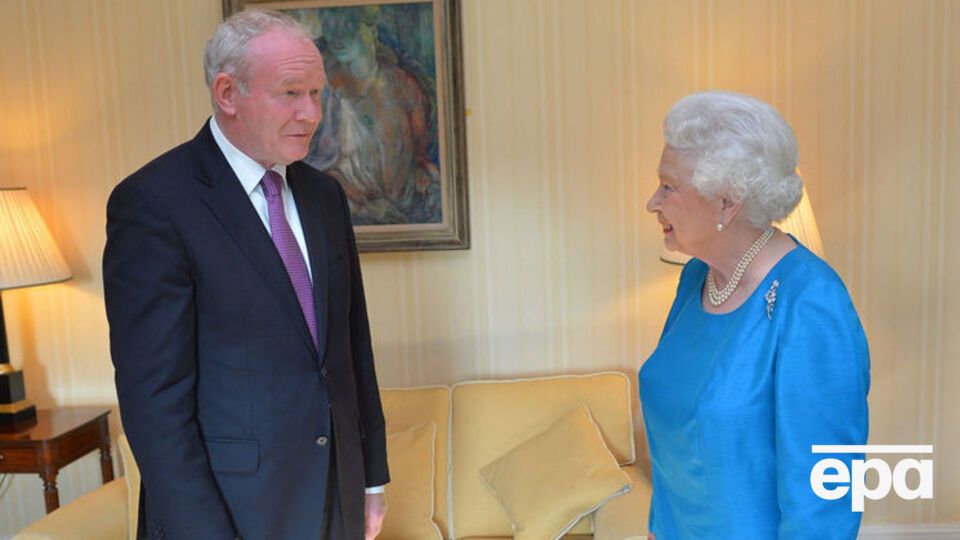 Макгиннесс с королевой Великобританией Елизаветой II