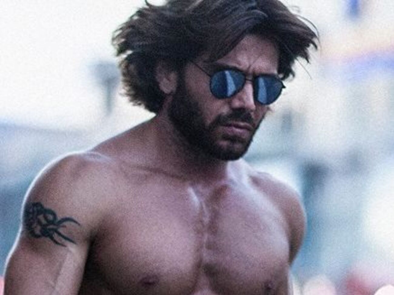 Ахмадов показал свое тело