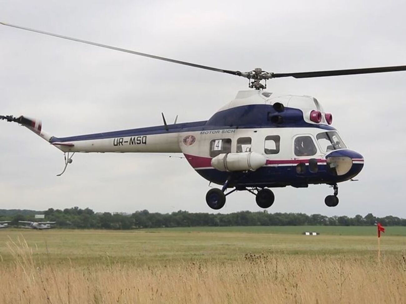 У вертолета подогнулась стойка шасси&nbsp;&ndash; и он завалился на бок