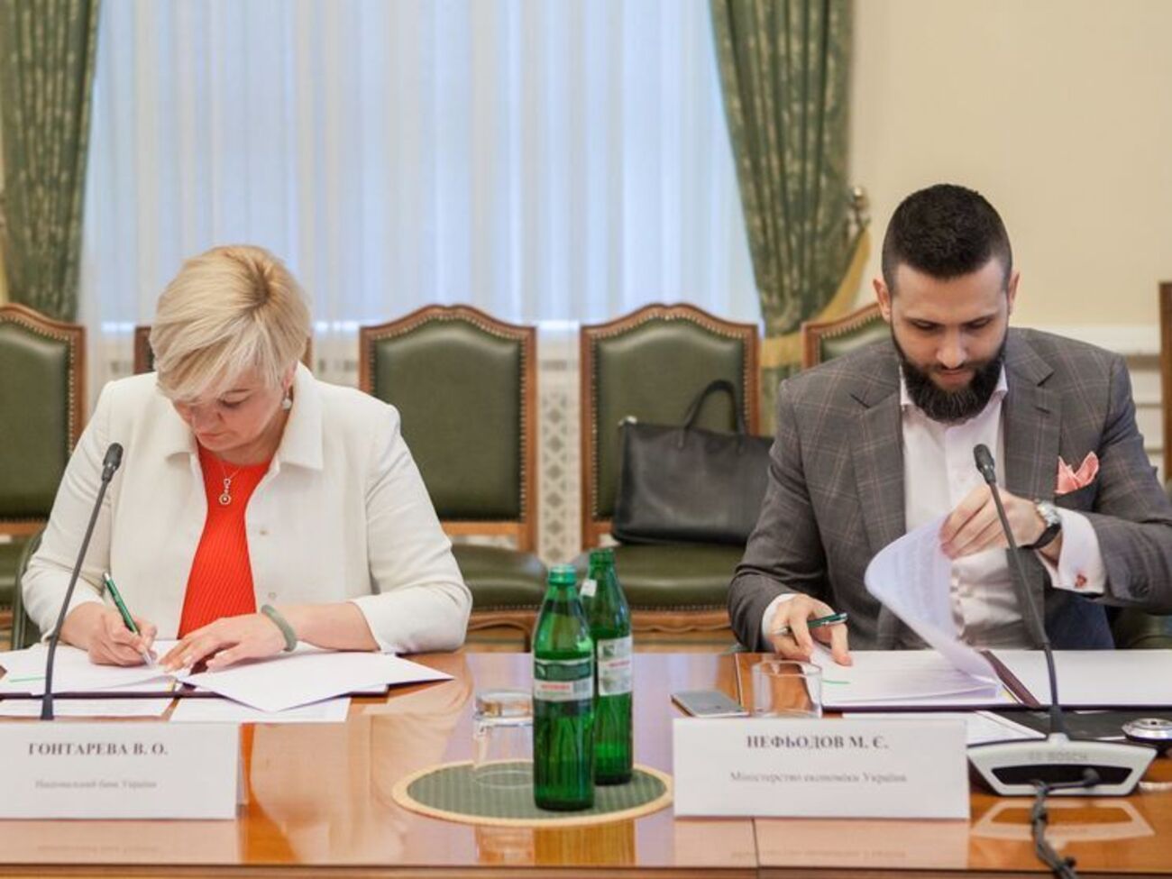 Гонтарева и Нефедов во время подписания документа