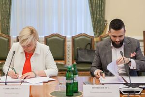 Гонтарева и Нефедов во время подписания документа