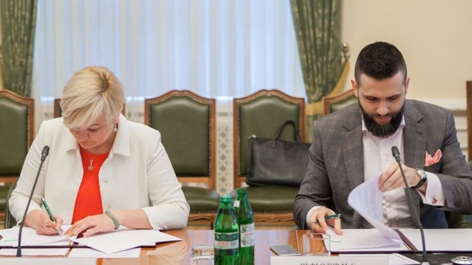 Гонтарева и Нефедов во время подписания документа