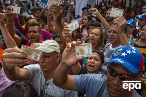 Митингующие в Венесуэле показывают удостоверения личности, утверждая, что подписи за проведение референдума собраны законно