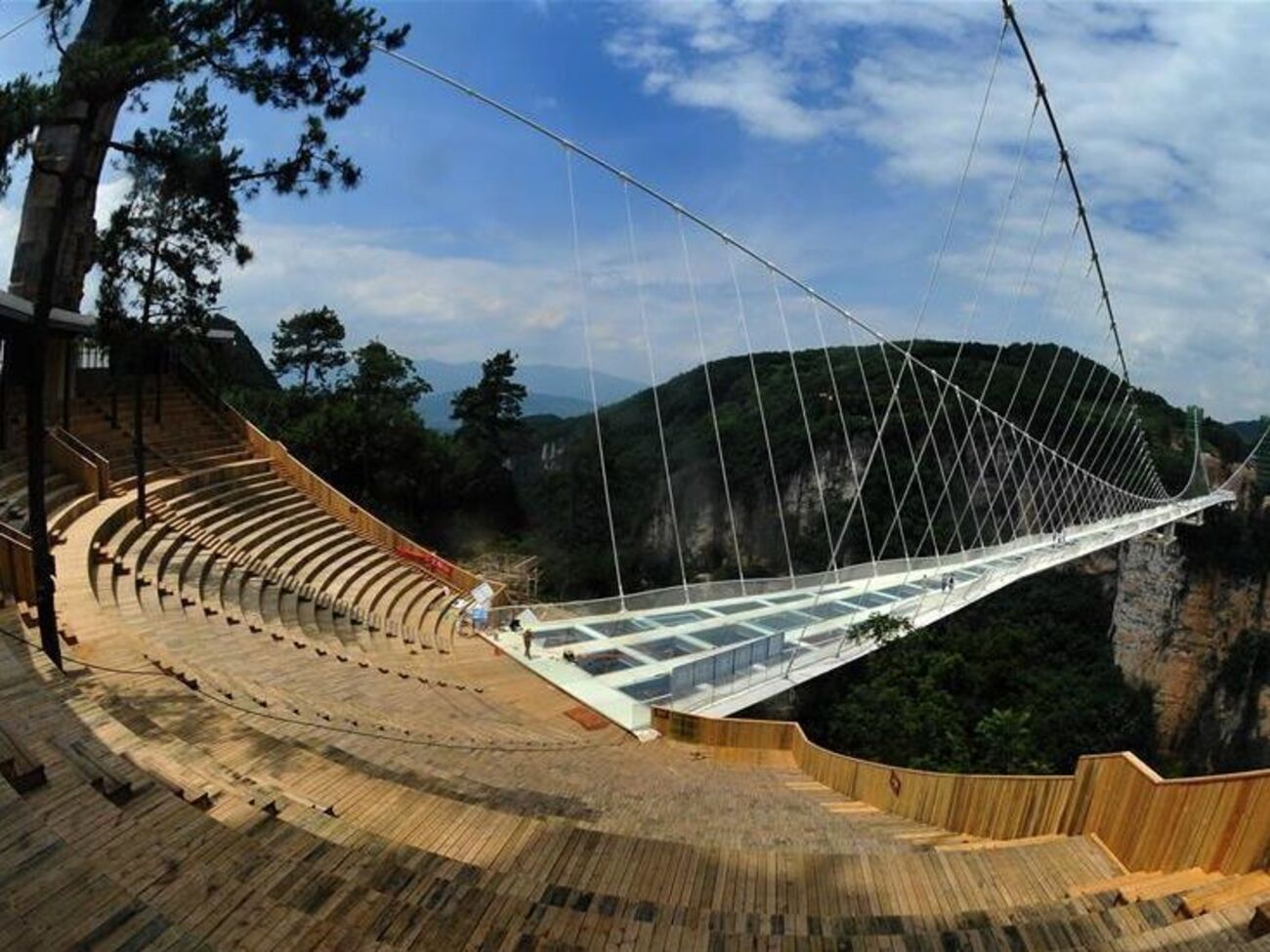 В китайской провинции готовят к открытию стеклянный мост через ущелье Чжанцзяцзе