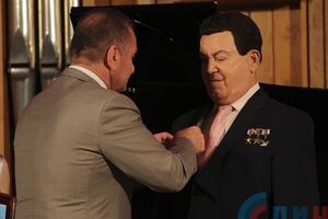 Пилавов награждает Кобзона