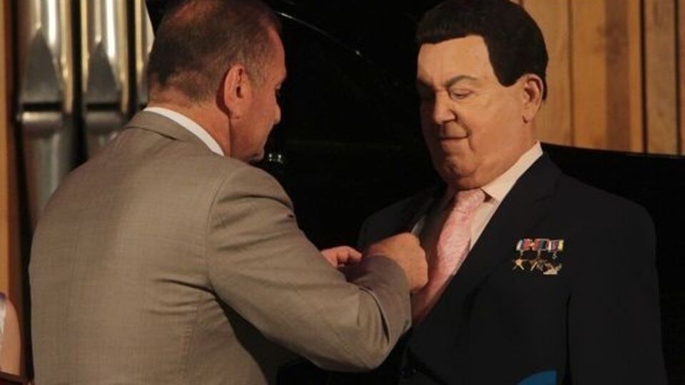 Пилавов награждает Кобзона