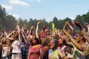 Фестиваль красок Холи прошел в Киеве