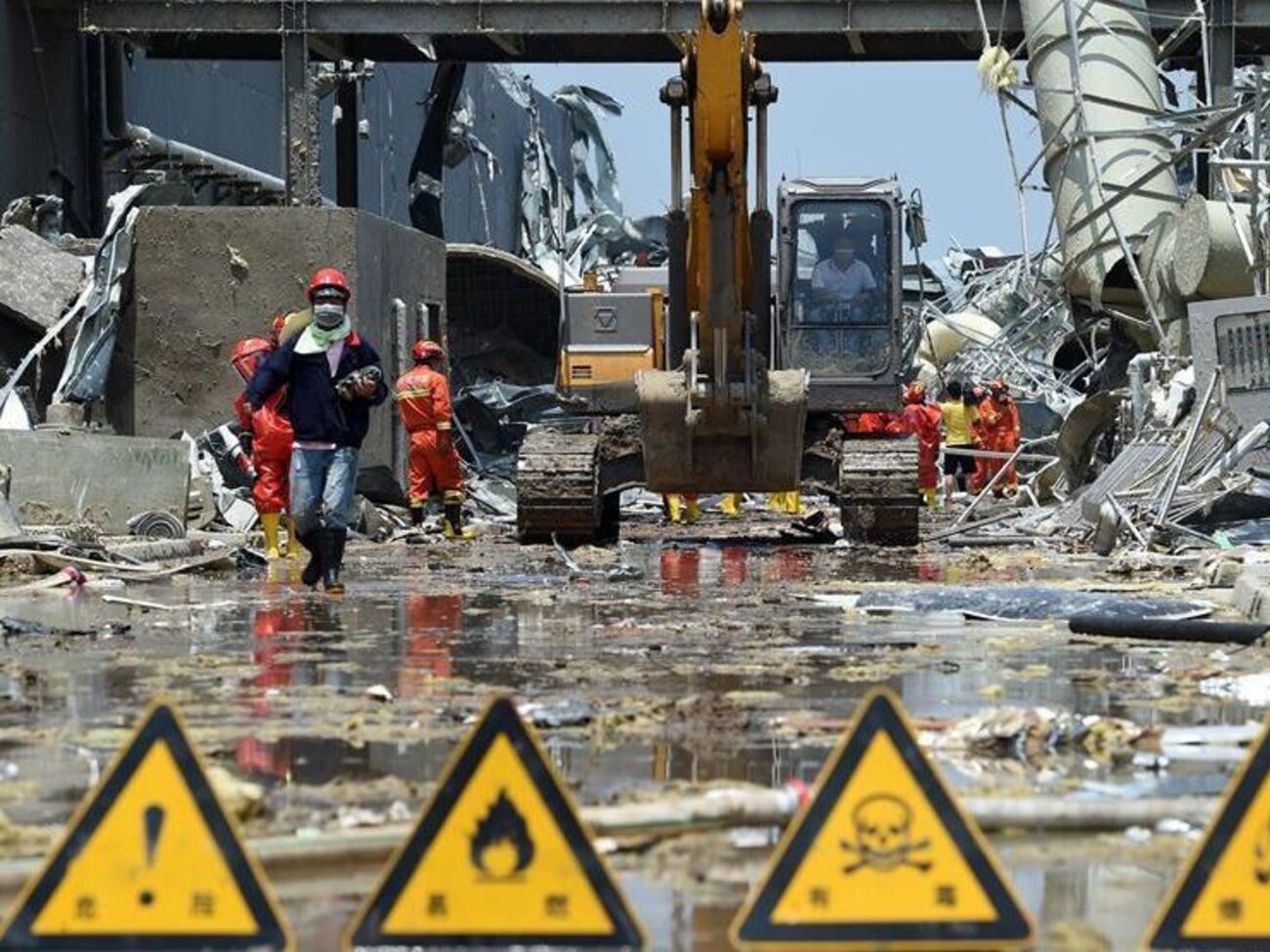 С территории разрушенного предприятия в Китае вывозят опасные химикаты