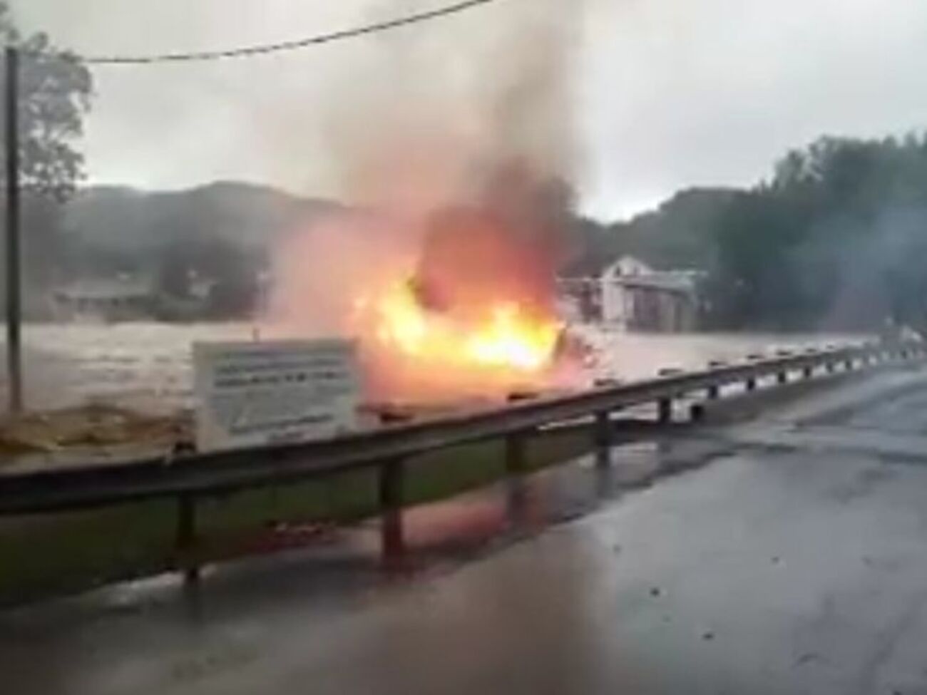 В Западной Вирджинии во время паводков течение унесло горящий дом