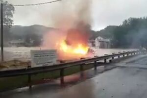 В Западной Вирджинии во время паводков течение унесло горящий дом